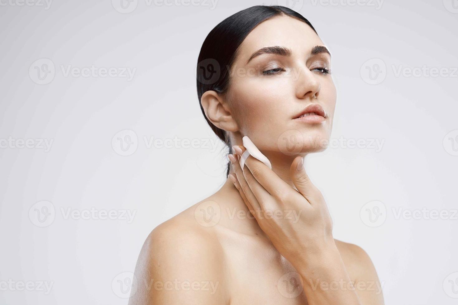 mujer con desnudo desconectable crema piel cuidado de cerca foto