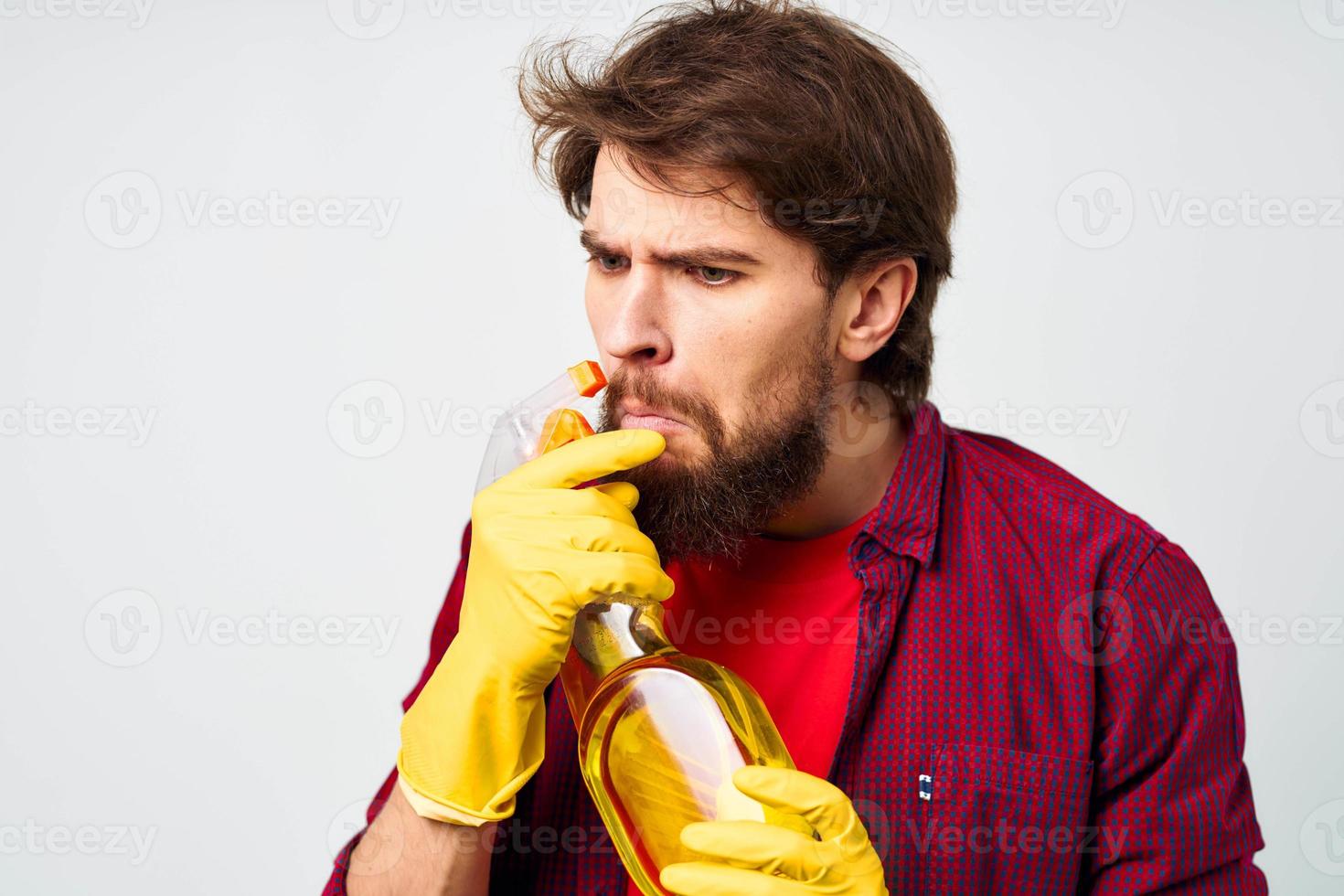 emocional hombre vistiendo caucho guantes detergente deberes estilo de vida profesional foto