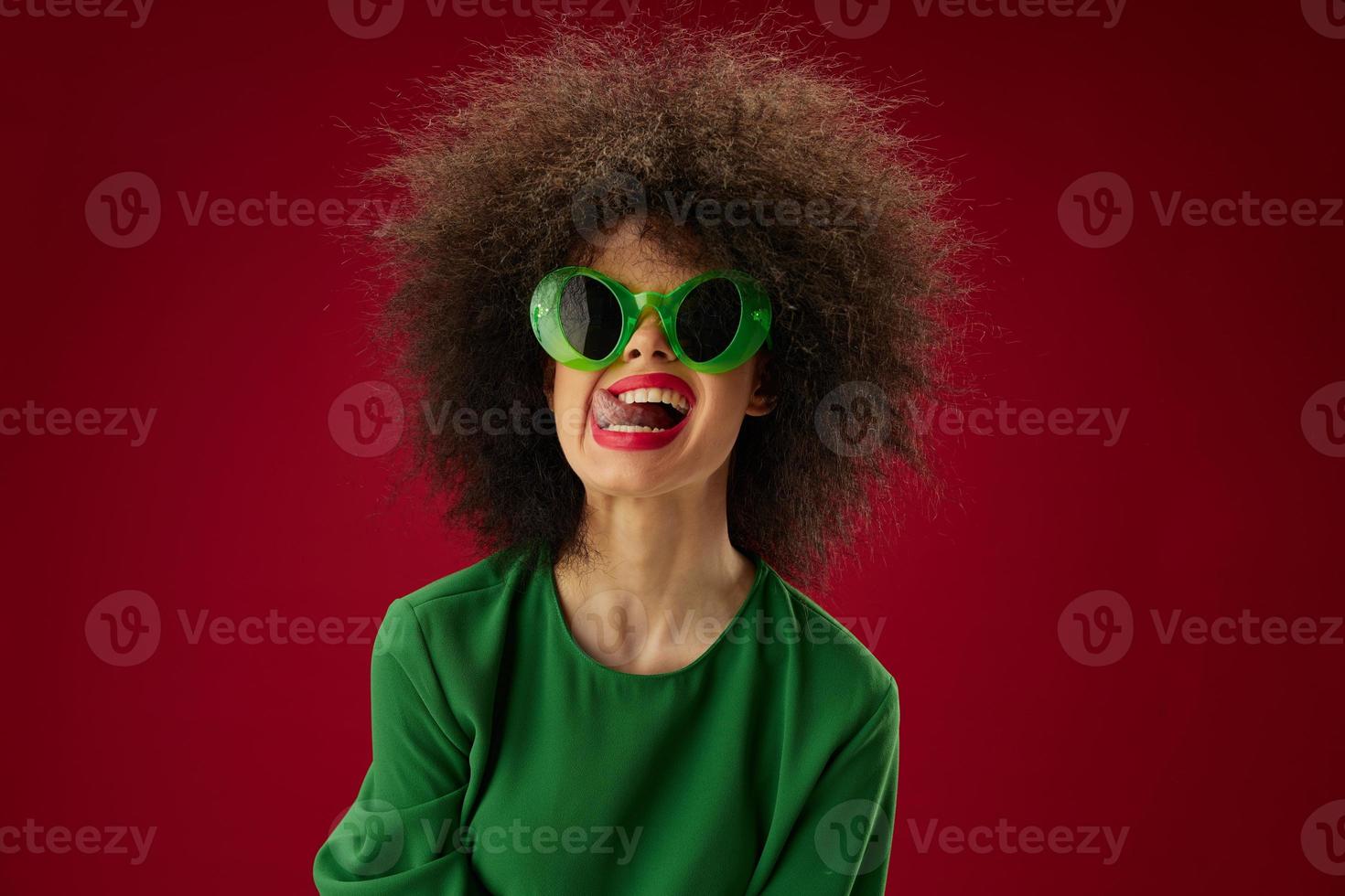 mujer con afro peinado Gafas de sol maquillaje modelo foto