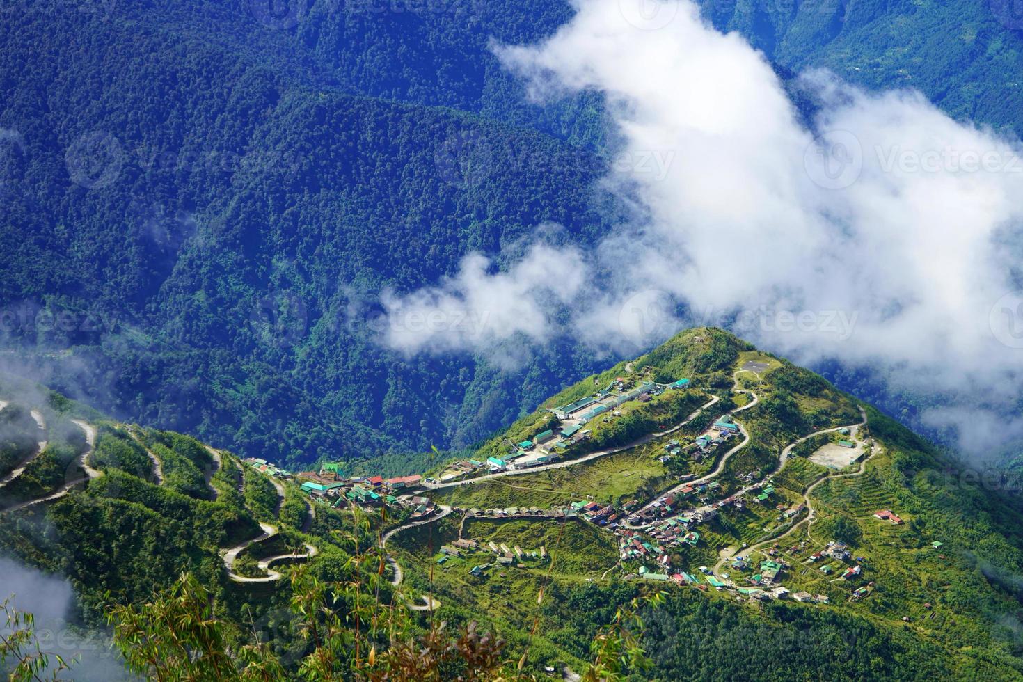 total panorama ver de zig zag la carretera en antiguo seda ruta este sikkim foto