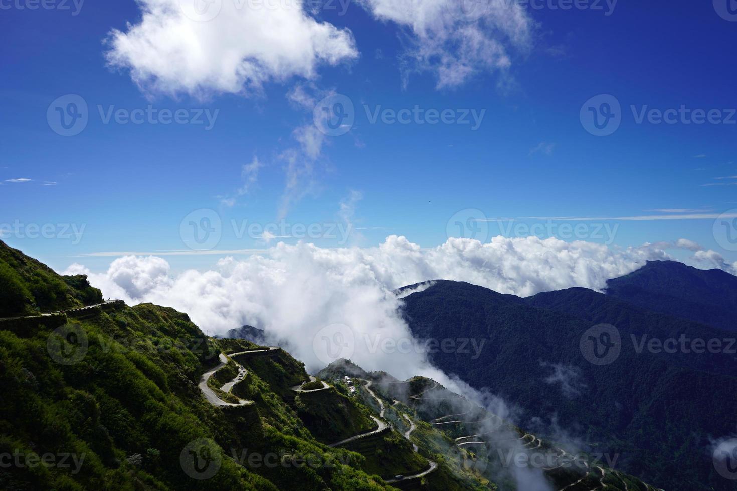 antiguo seda ruta montaña rango con zig zag la carretera foto