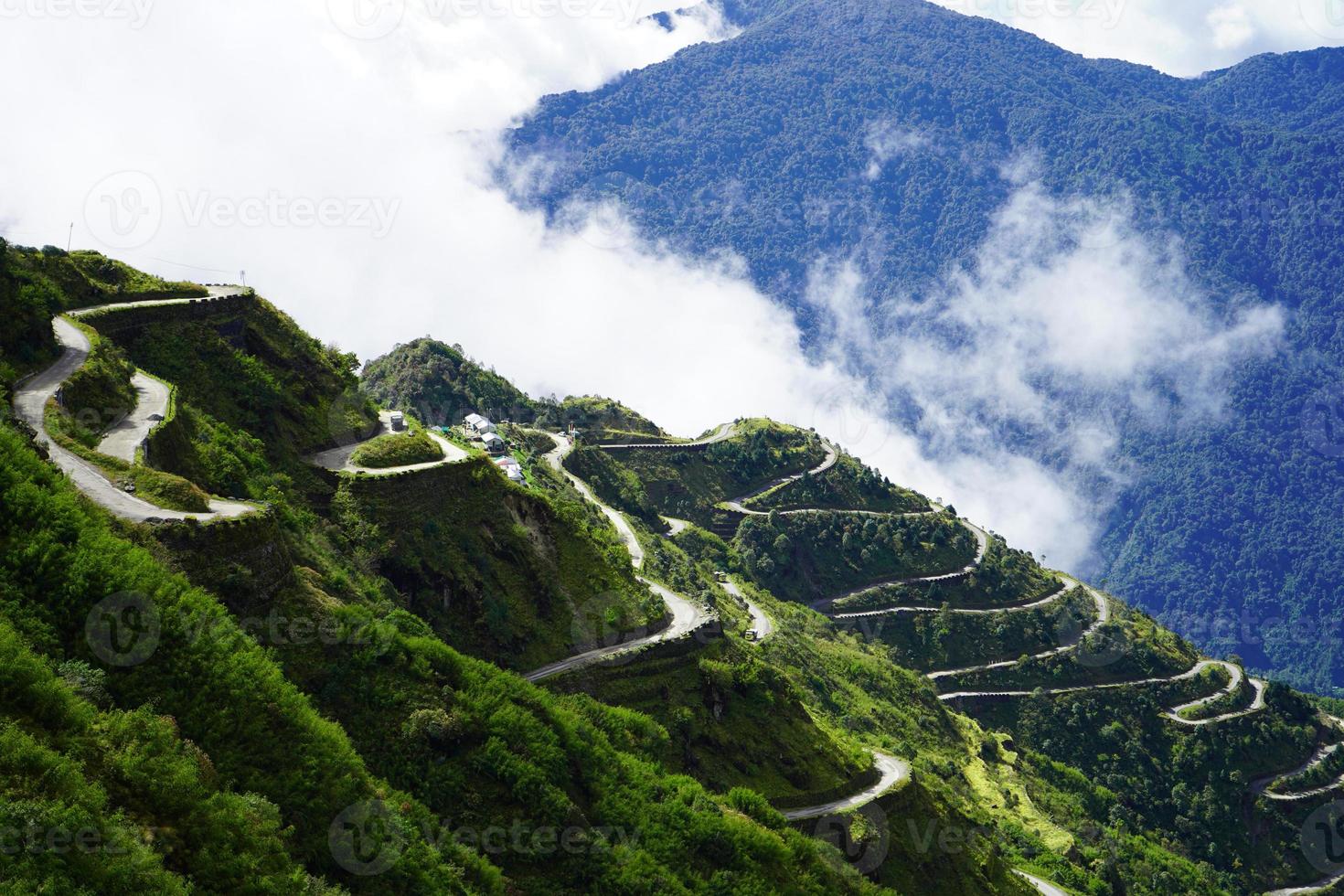 zig zag la carretera con verde naturaleza ver de antiguo seda ruta sikkim foto