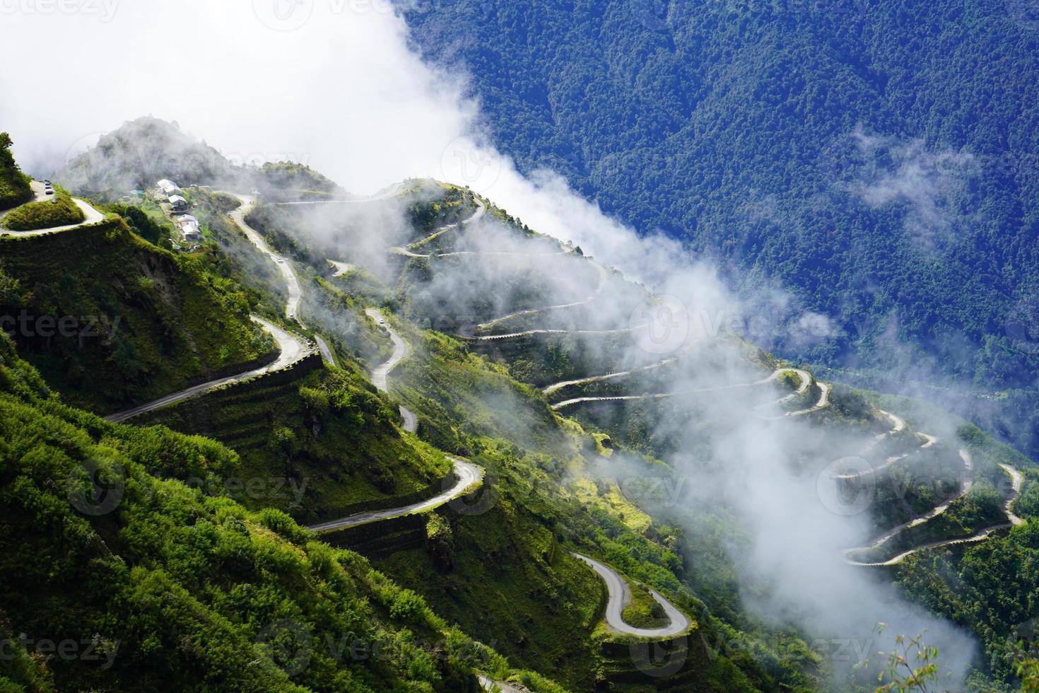 antiguo seda ruta montaña rango con zig zag la carretera foto