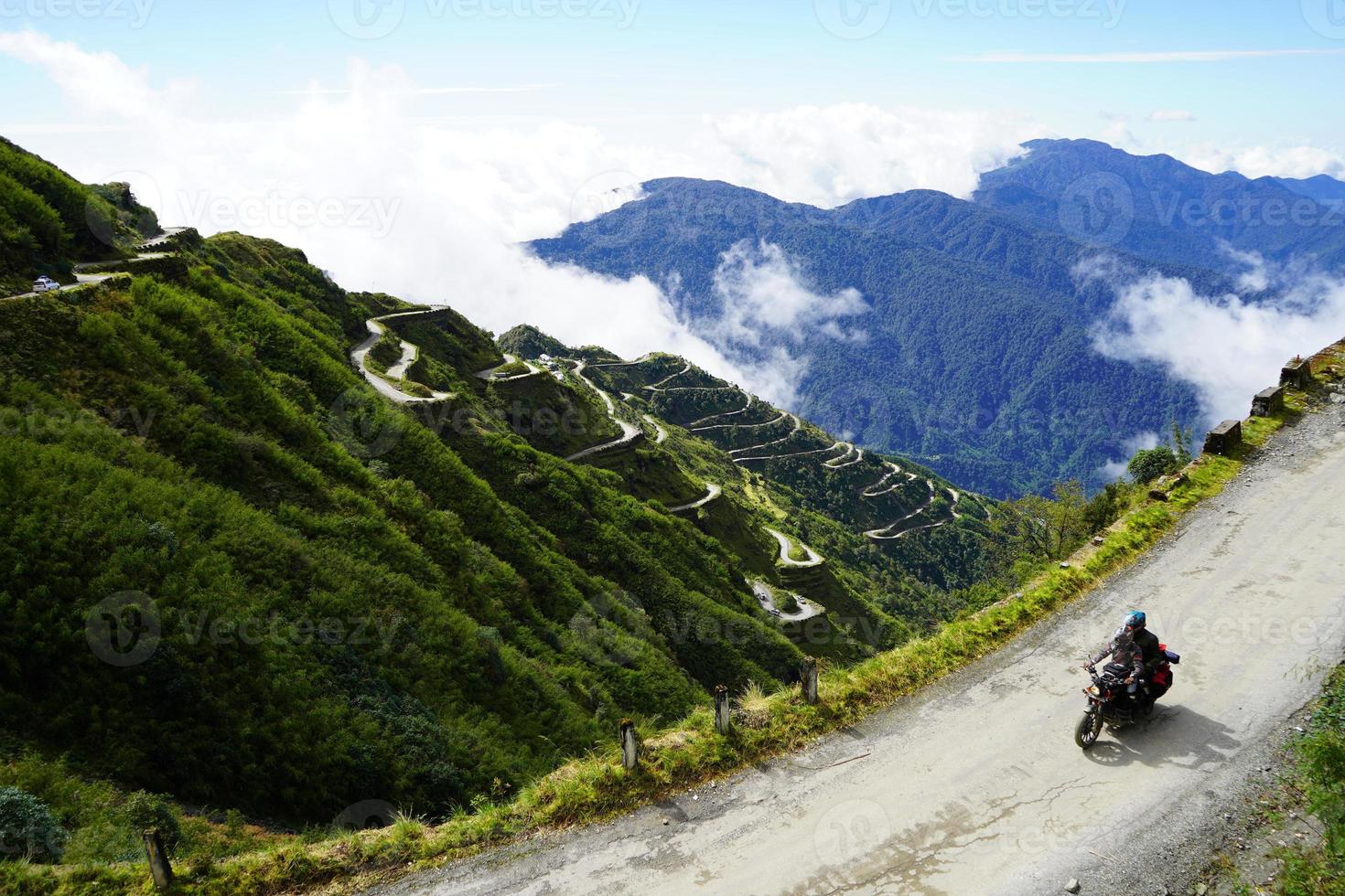 motorista montando en zig zag la carretera de antiguo seda ruta este sikkim foto