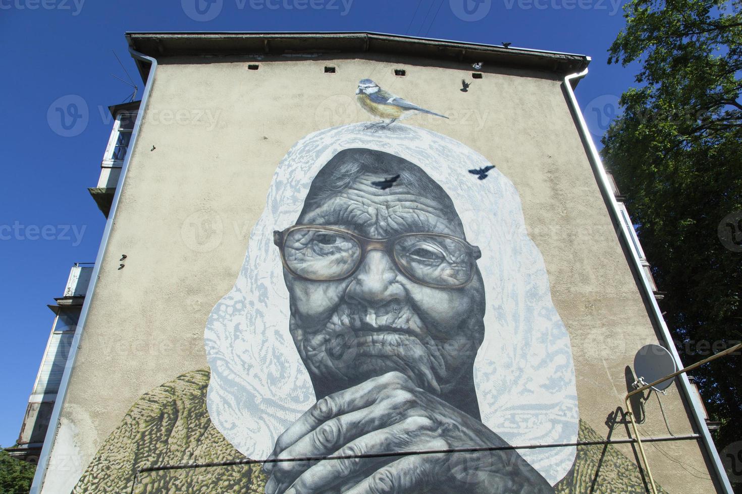 Departamento edificio con un pintura en kaunas ciudad foto