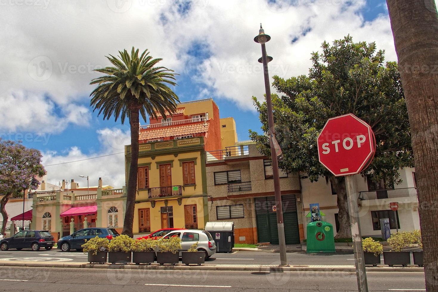 sitio paisajes con antiguo histórico viviendas y calles en el ex capital de el Español canario isla tenerife foto