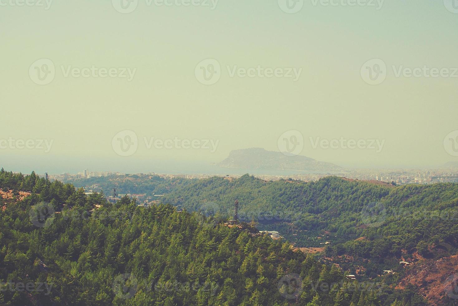 verano fiesta verde paisaje con montañoso Turquía en un calentar soleado día foto