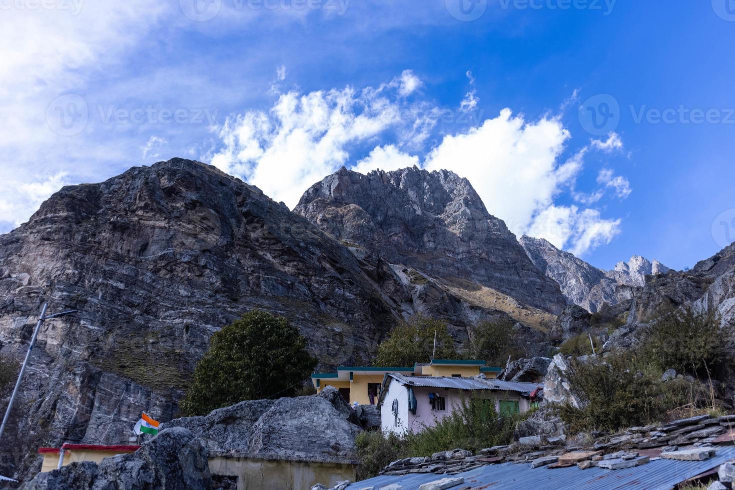himalaya paisaje, panorámico ver de himalaya montaña cubierto con nieve. himalaya montaña paisaje en invierno en kedarnath valle. foto
