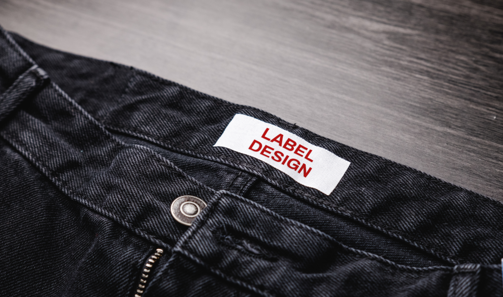 leeg kledinglabel op de textuur van denimjeans. label met lege ruimte voor tekst psd