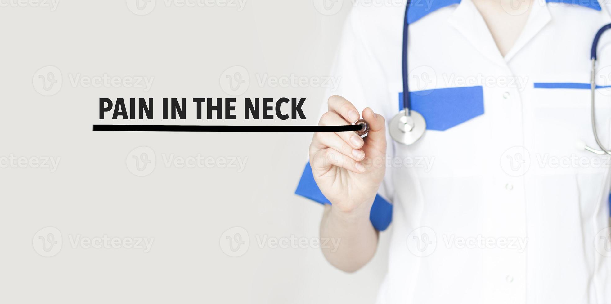médico escritura texto dolor en el cuello con marcador, médico concepto foto