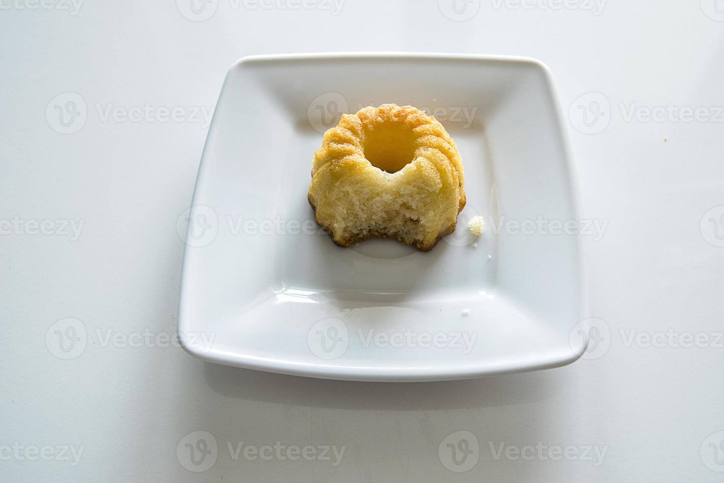 dulce sencillo Pascua de Resurrección pastel en un blanco telerzyk en un blanco antecedentes foto