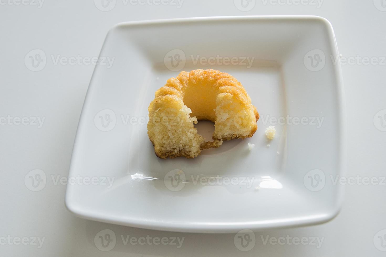 dulce sencillo Pascua de Resurrección pastel en un blanco telerzyk en un blanco antecedentes foto