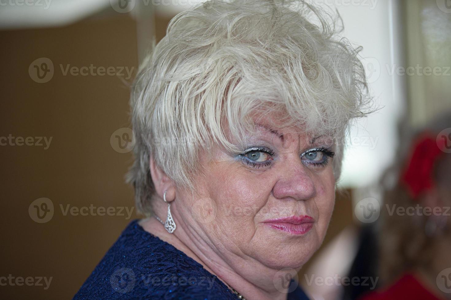 el cara de un mayor grasa mujer. retrato de un sesenta año antiguo mujer. foto