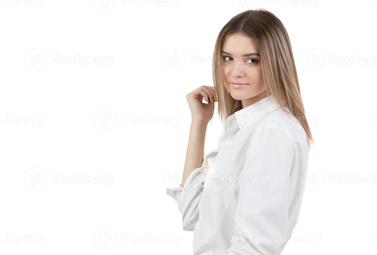 niña en un blanco camisa en un blanco antecedentes. foto
