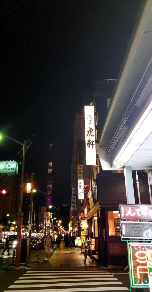 tokio, Japón en abril 2019. calle escena en abril a noche en tokio foto