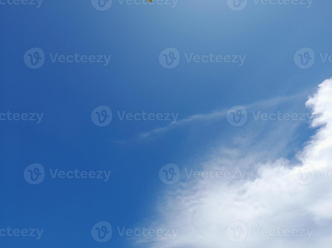 hermosas nubes blancas sobre fondo de cielo azul profundo. grandes nubes esponjosas suaves y brillantes cubren todo el cielo azul. foto