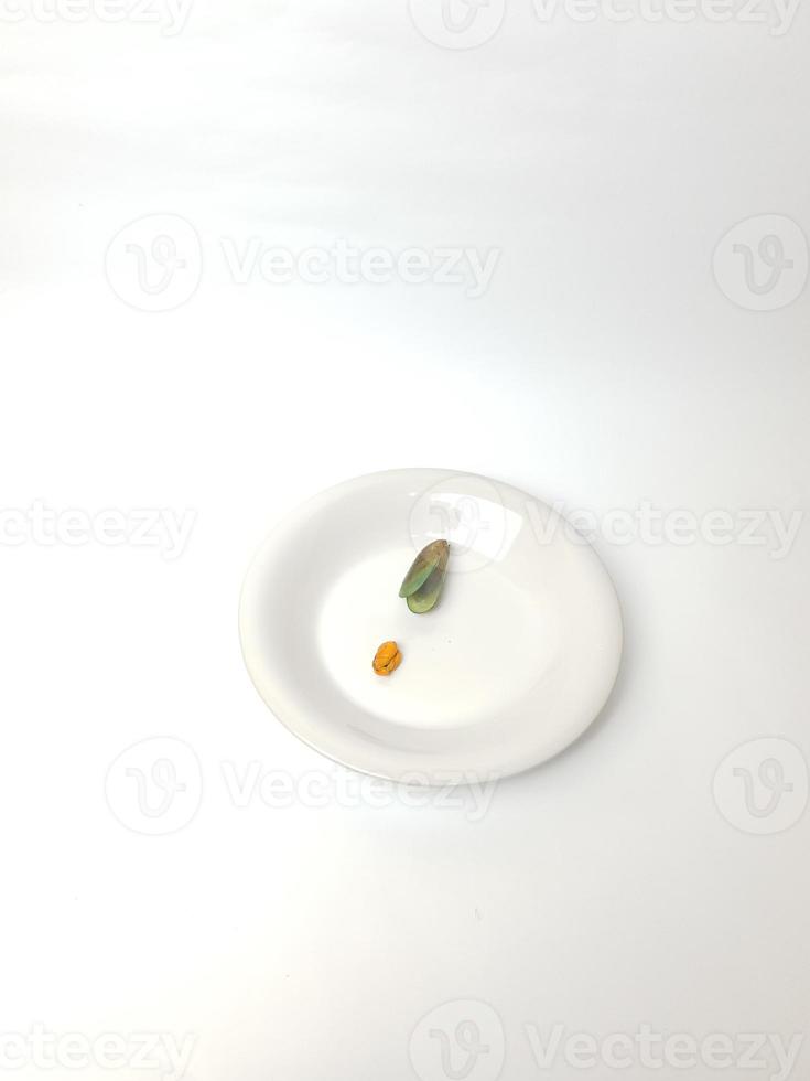 verde mejillón en un plato en un blanco fondo, Fresco nuevo Zelanda mejillón o perna canalículo en un blanco antecedentes. aislado verde mejillones. foto