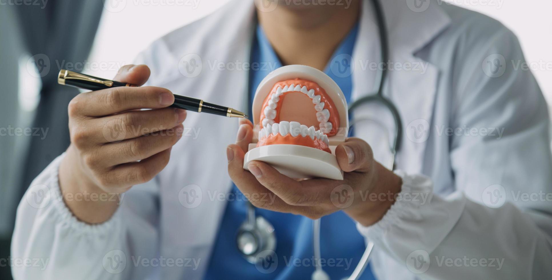 veterinario examinando perro y gato. perrito y gatito a veterinario doctor. animal clínica. mascota cheque arriba y vacunación. salud cuidado. foto