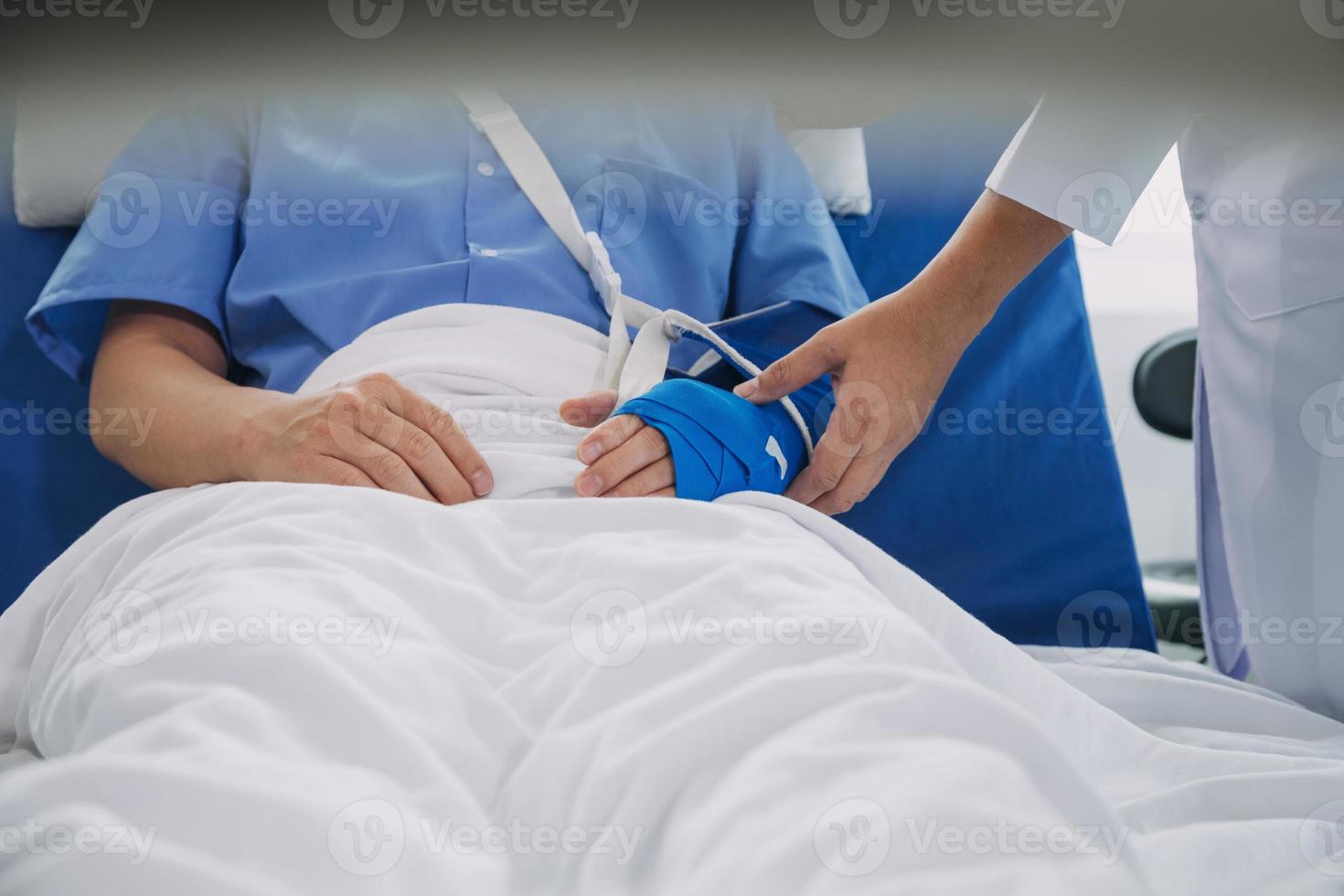 hombre con roto brazo en emitir acostado en cama en hospital. el emergencia centrar tratamiento es yeso y cuelga con honda para un más lejos cura en un ortopédico clínica. paciente dolor desde accidente lesión. foto