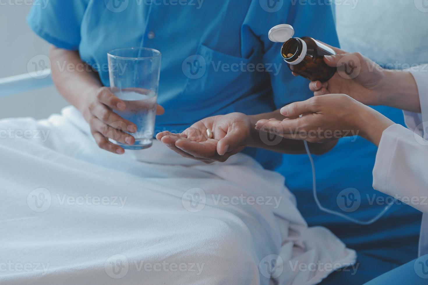 mujer asiático doctores sostener el paciente mano y animar y proporcionar médico Consejo mientras comprobación el paciente salud en cama. concepto de cuidado y compasión, prenatal cuidado, amenazado aborto foto
