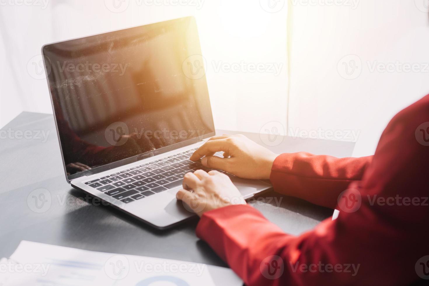 mujer de negocios asiática que usa calculadora y computadora portátil para hacer finanzas matemáticas en un escritorio de oficina, impuestos, informes, contabilidad, estadísticas y concepto de investigación analítica foto