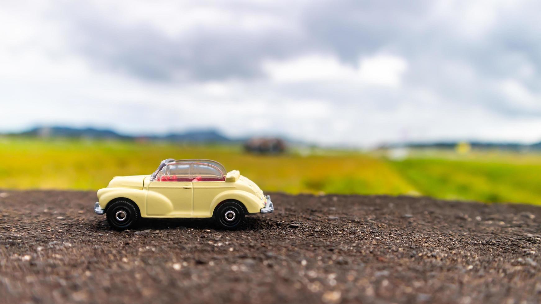 minahasa, indonesia enero de 2023, coche de juguete en el campo de arroz foto