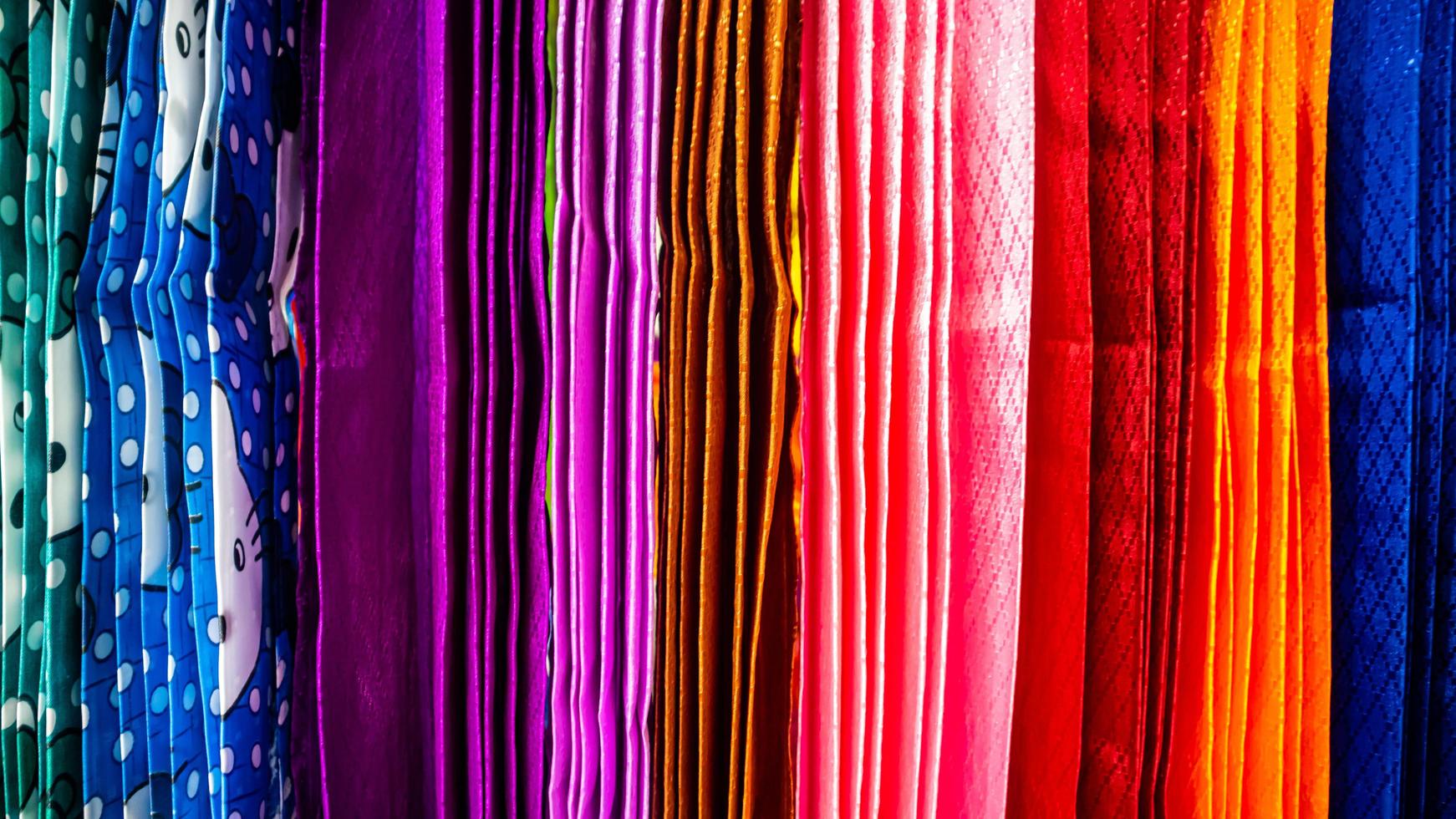 un variedad de vistoso cortinas en el cortina tienda foto