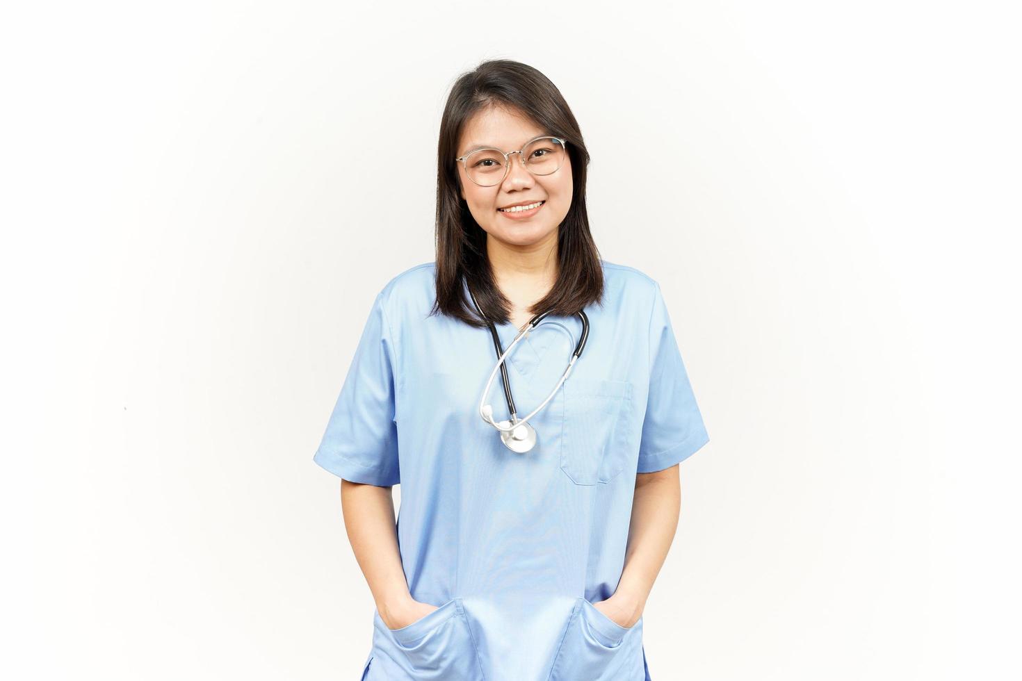 sonriente y plegable brazos de asiático joven médico aislado en blanco antecedentes foto
