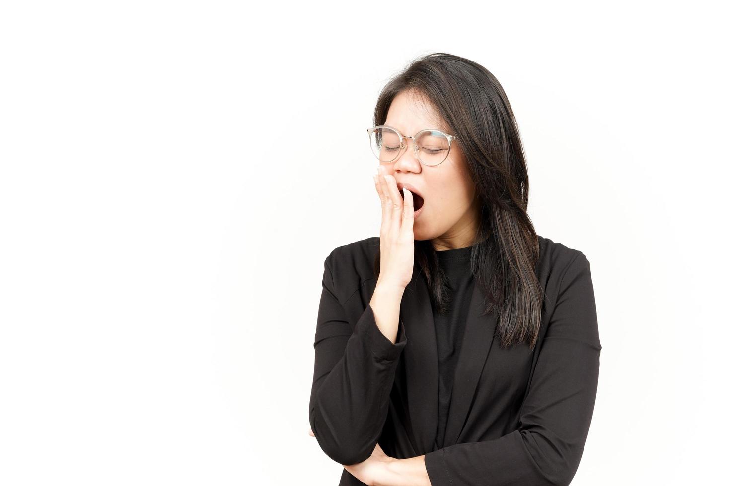 bostezando gesto de hermosa asiático mujer vistiendo negro chaqueta de sport aislado en blanco antecedentes foto