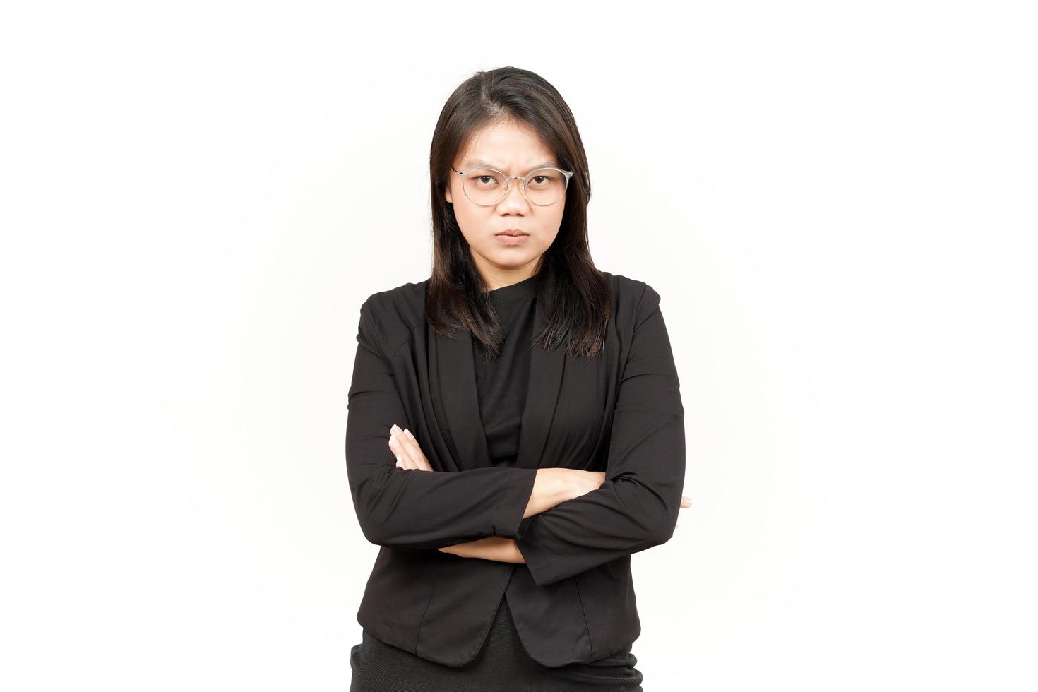 plegable brazos y enojado cara de hermosa asiático mujer vistiendo negro chaqueta de sport aislado en blanco foto