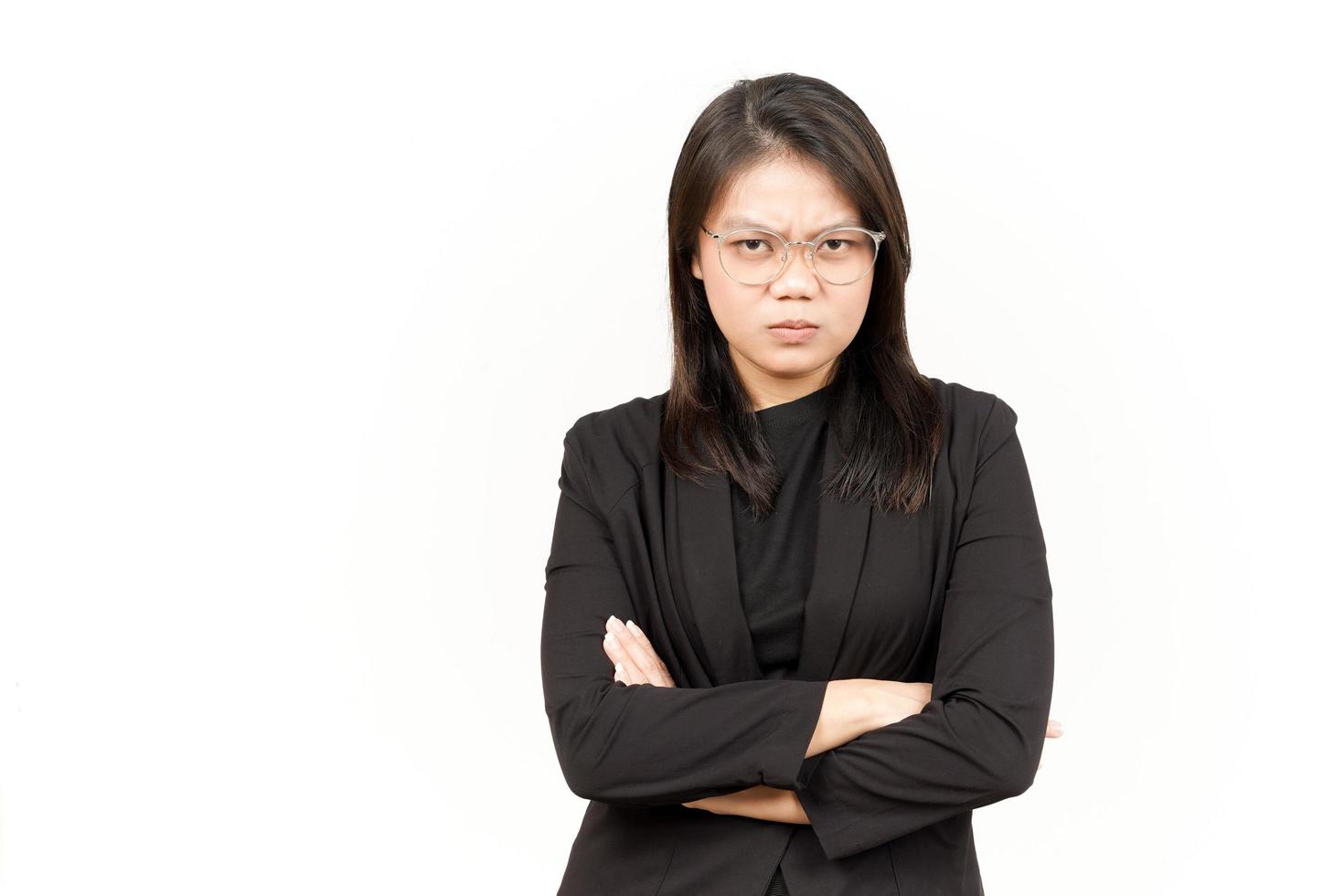 plegable brazos y enojado cara de hermosa asiático mujer vistiendo negro chaqueta de sport aislado en blanco foto