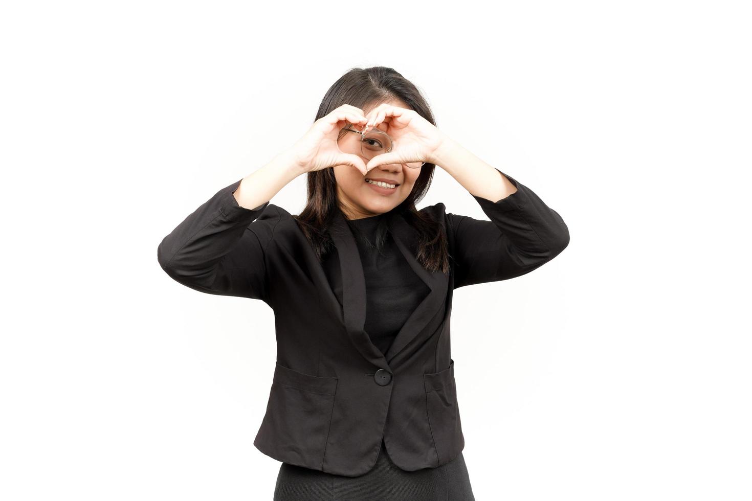 demostración amor firmar de hermosa asiático mujer vistiendo negro chaqueta de sport aislado en blanco antecedentes foto