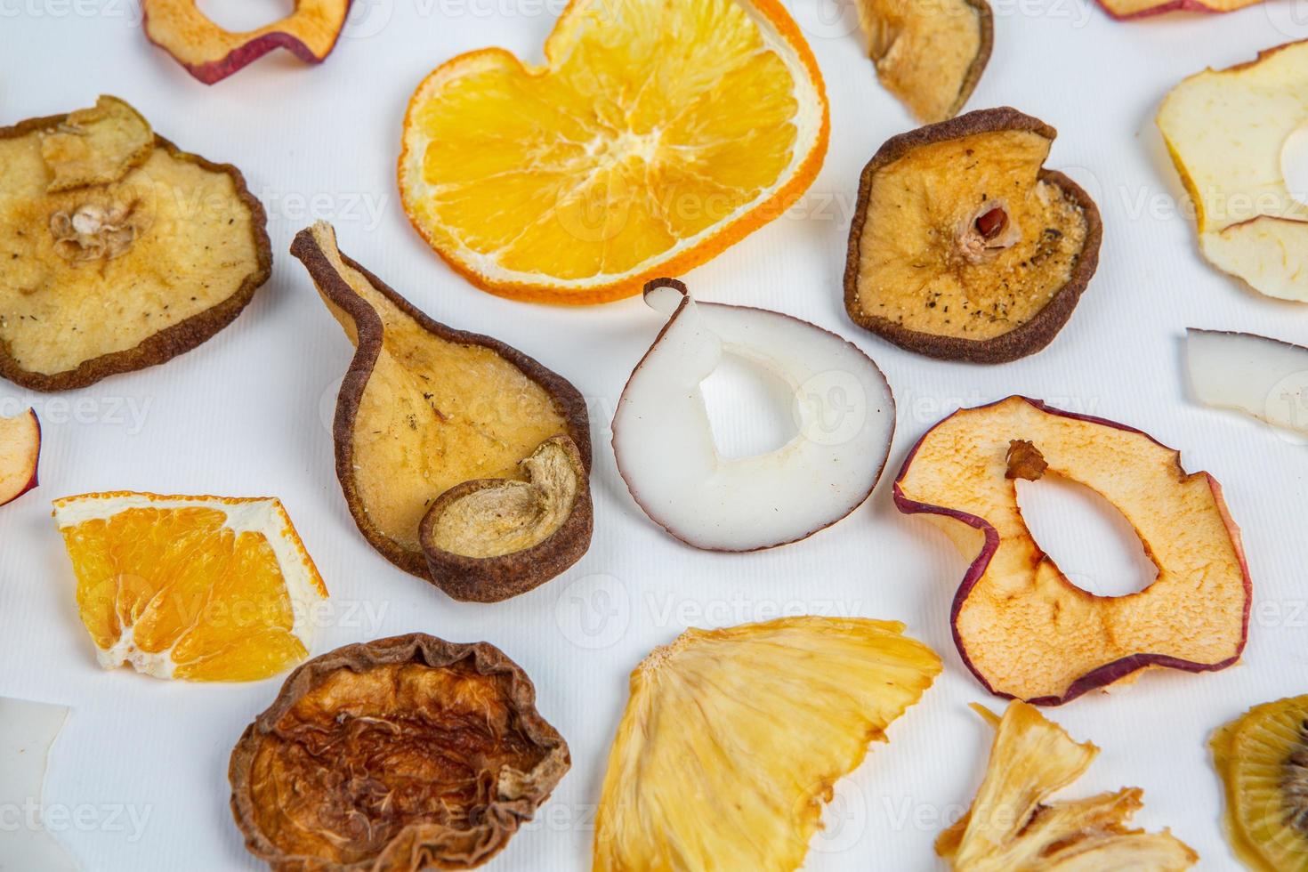 seco frutas aislado en blanco antecedentes. sano comiendo concepto. parte superior vista. sano vegetariano comida concepto. seco Fruta papas fritas. foto