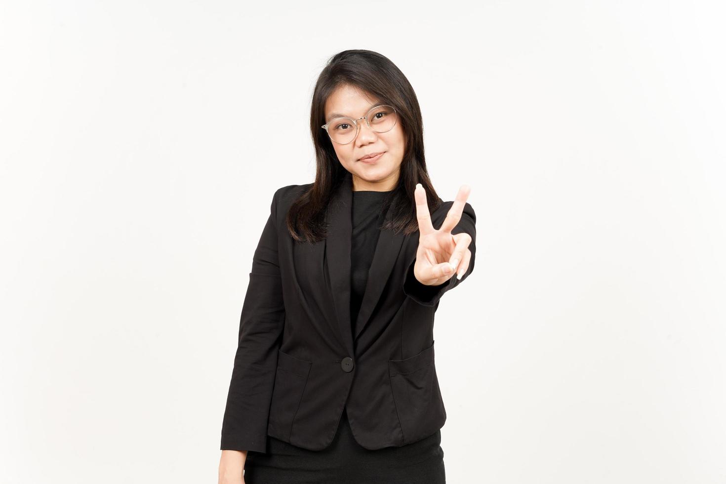 demostración paz firmar de hermosa asiático mujer vistiendo negro chaqueta de sport aislado en blanco antecedentes foto