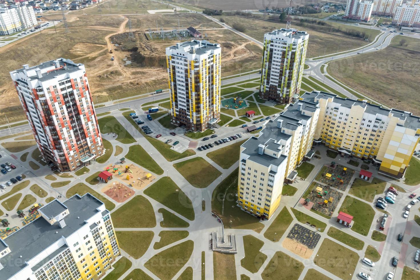 aéreo panorámico ver terminado construcción de nuevo moderno residencial complejo con Alto edificios en pueblo foto