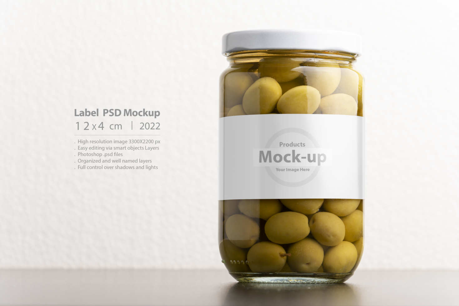 Green olives conserve with round cap on black table psd