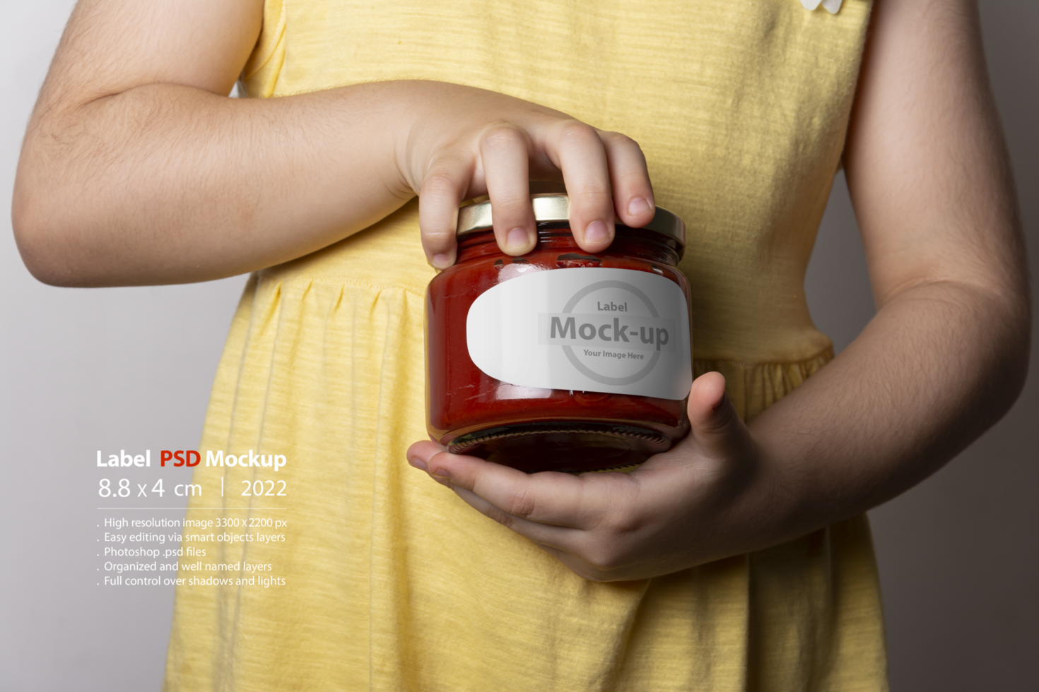 Little girl opening a tomato paste jar cap by hands psd