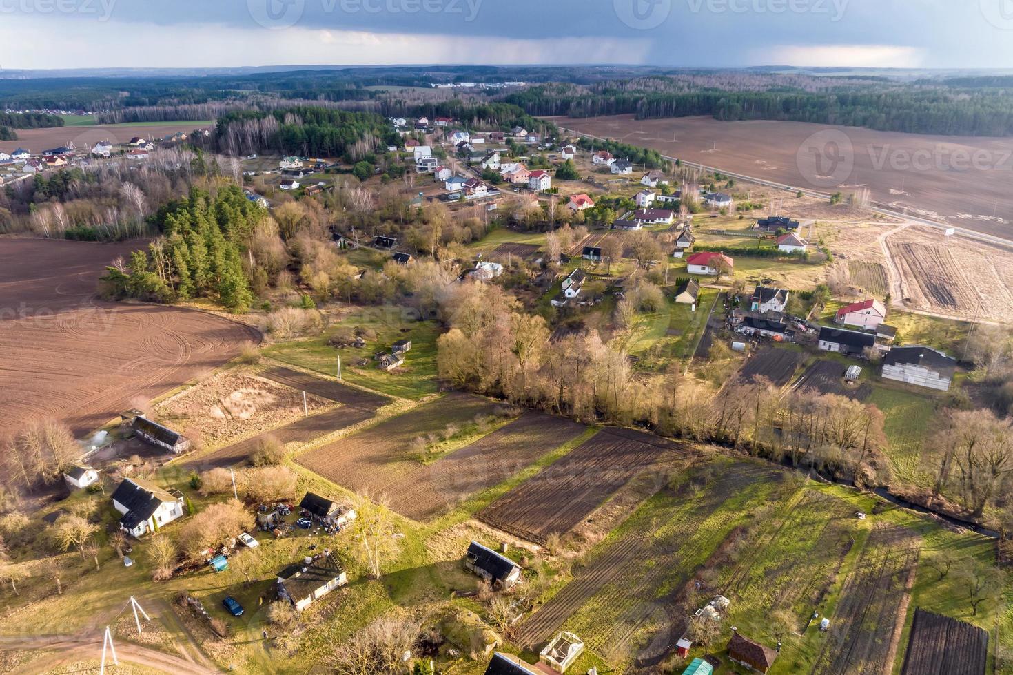 vista aérea panorámica del desarrollo privado con casas de campo o pueblo foto