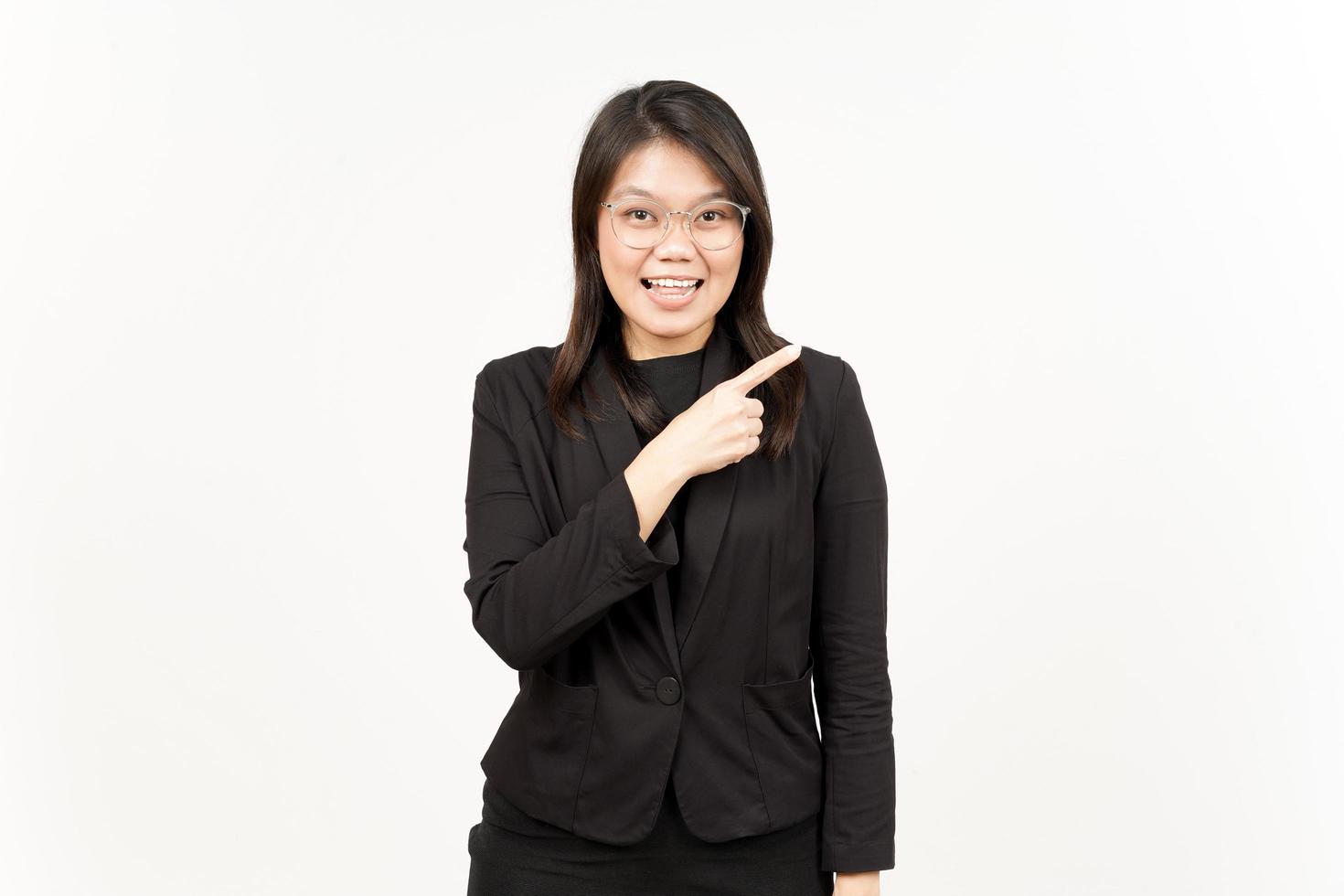 demostración producto y señalando lado de hermosa asiático mujer vistiendo negro chaqueta de sport aislado en blanco foto