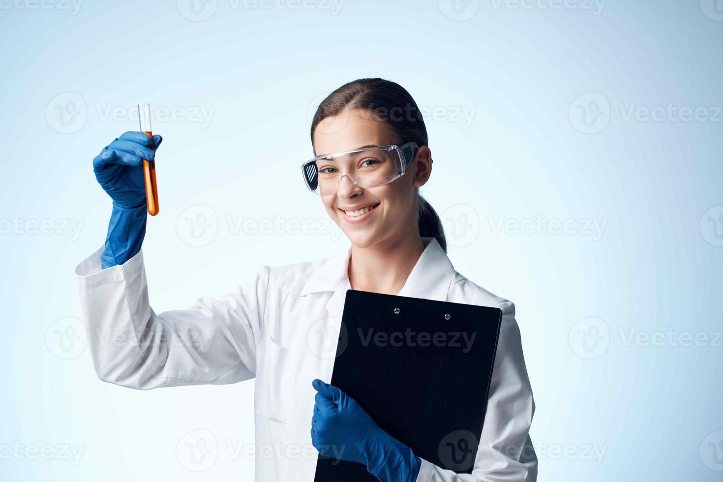 mujer médico laboratorio medicina Ciencias análisis foto