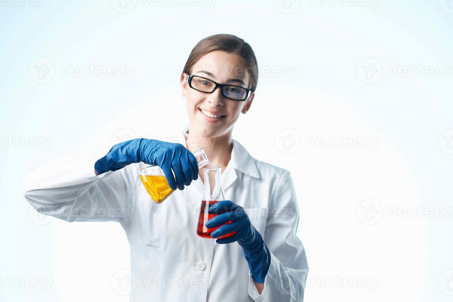 alegre mujer en un blanco Saco análisis química experimentos foto