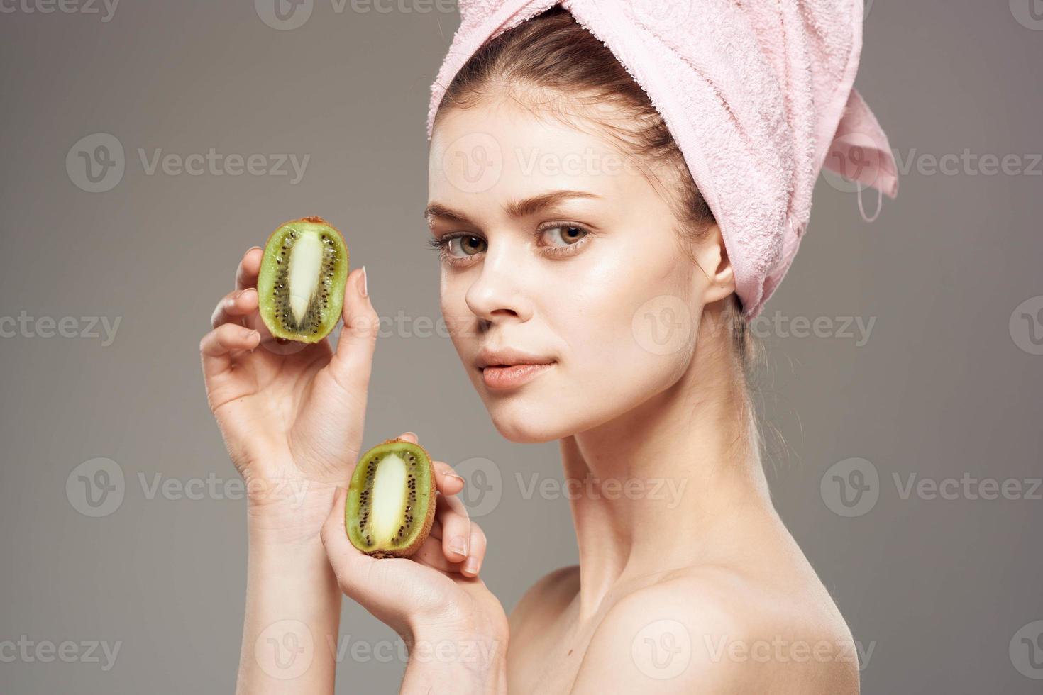 hermosa mujer desnudo espalda spa tratos kiwi en manos natural productos cosméticos foto