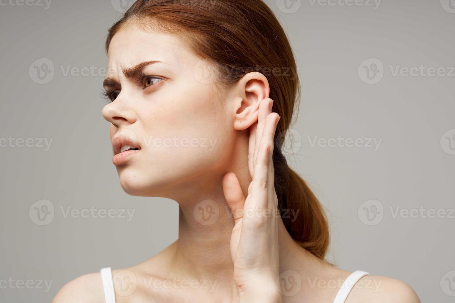 mujer oído dolor salud problema insatisfacción estudio tratamiento foto