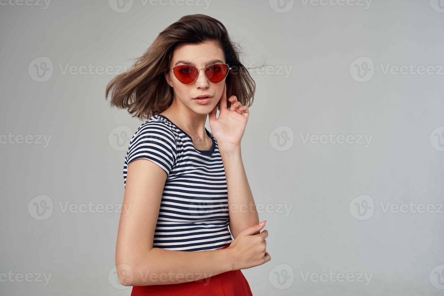 hermosa mujer en un a rayas camiseta recortado ver glamour foto