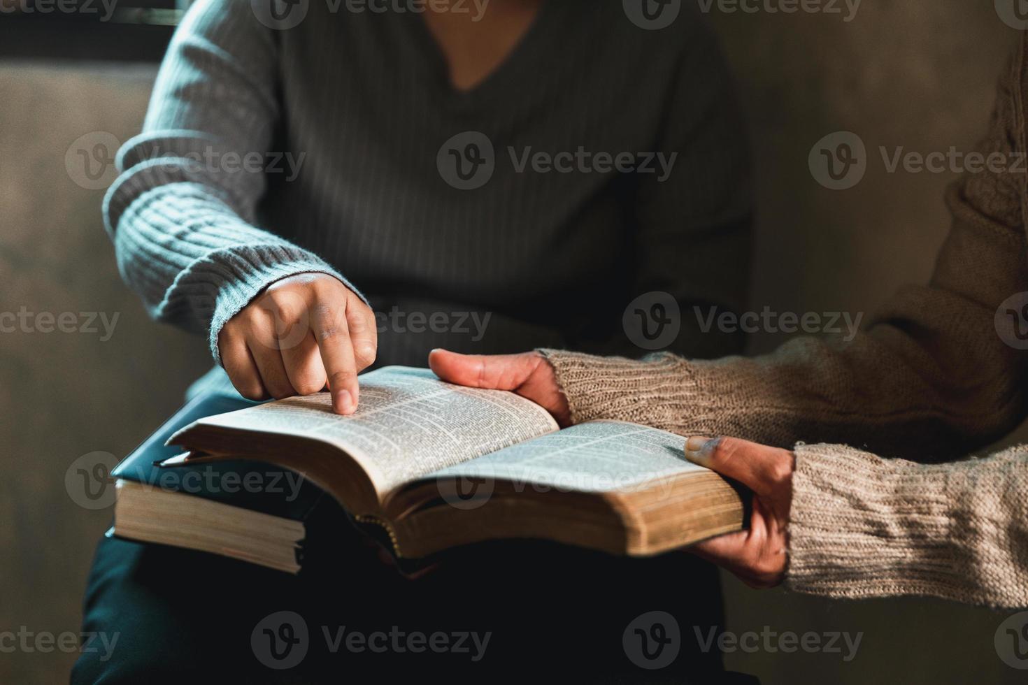 pequeño grupo de asiático personas Orando Adoración creer. equipos de amigos Adoración juntos antes de estudiando santo Biblia. familia Orando juntos en iglesia. pequeño grupo aprendizaje con oración concepto. foto