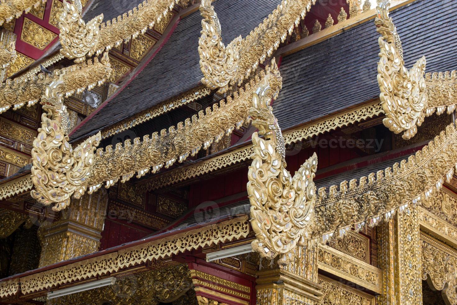 tailandés estilo modelo en el templo techo de budista templo en Tailandia foto