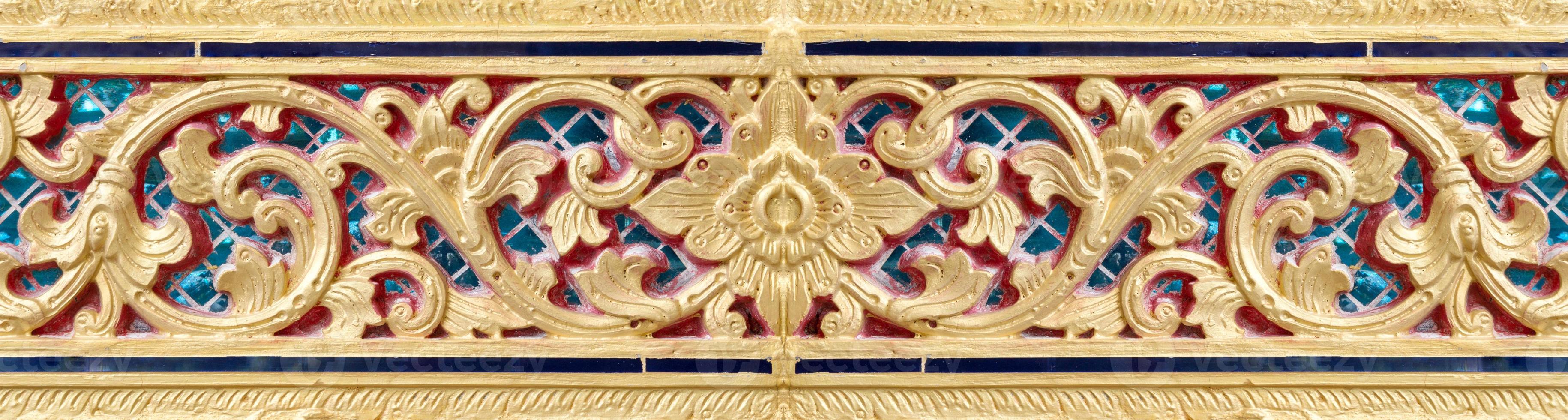 modelo de oro flor tallado en estuco diseño de nativo muro, tailandés estilo en templo foto