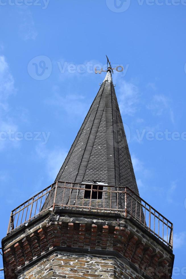 parte superior de un medieval Delgado torre foto