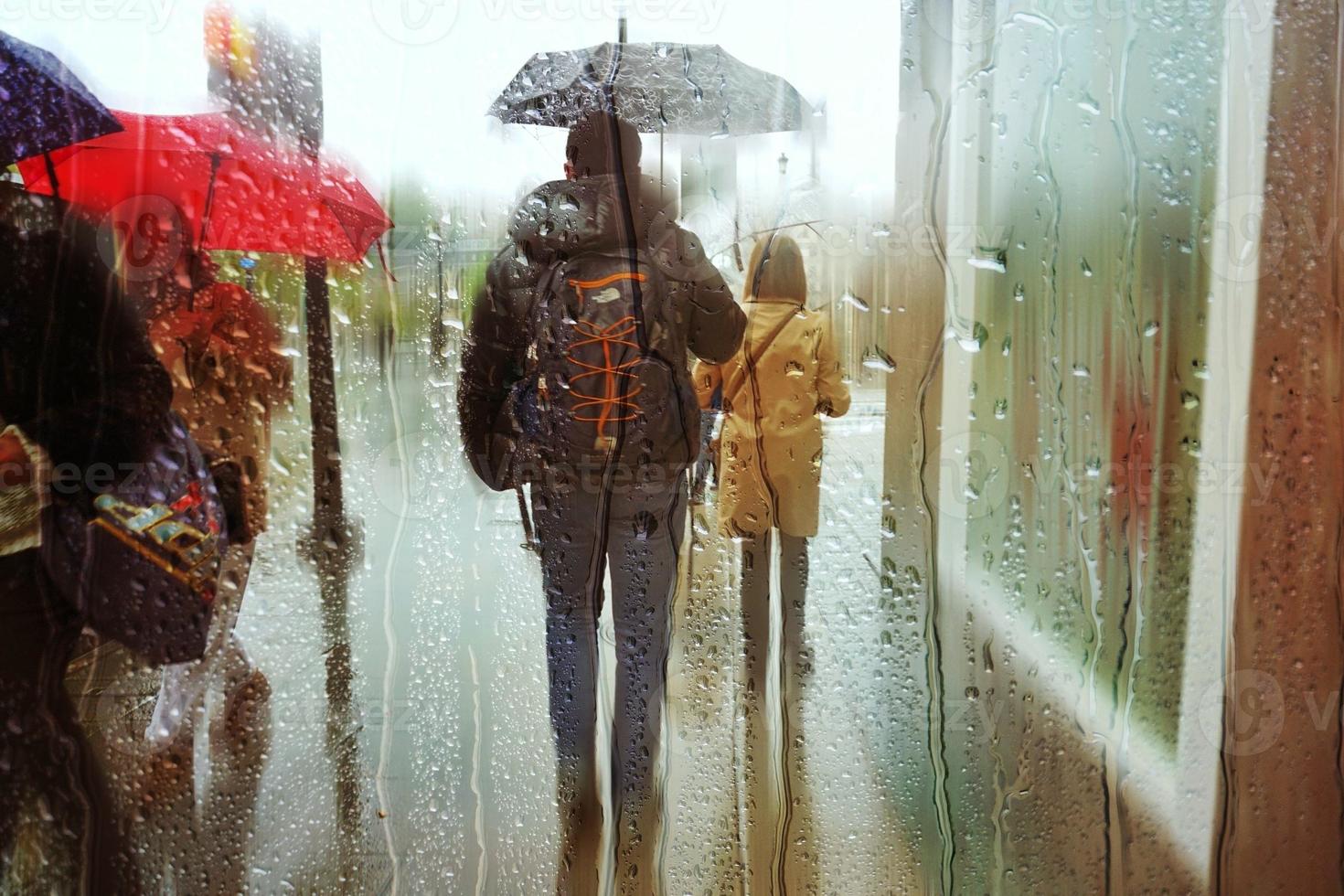personas con un paraguas en lluvioso dias en invierno estación, bilbao, vasco país, España foto