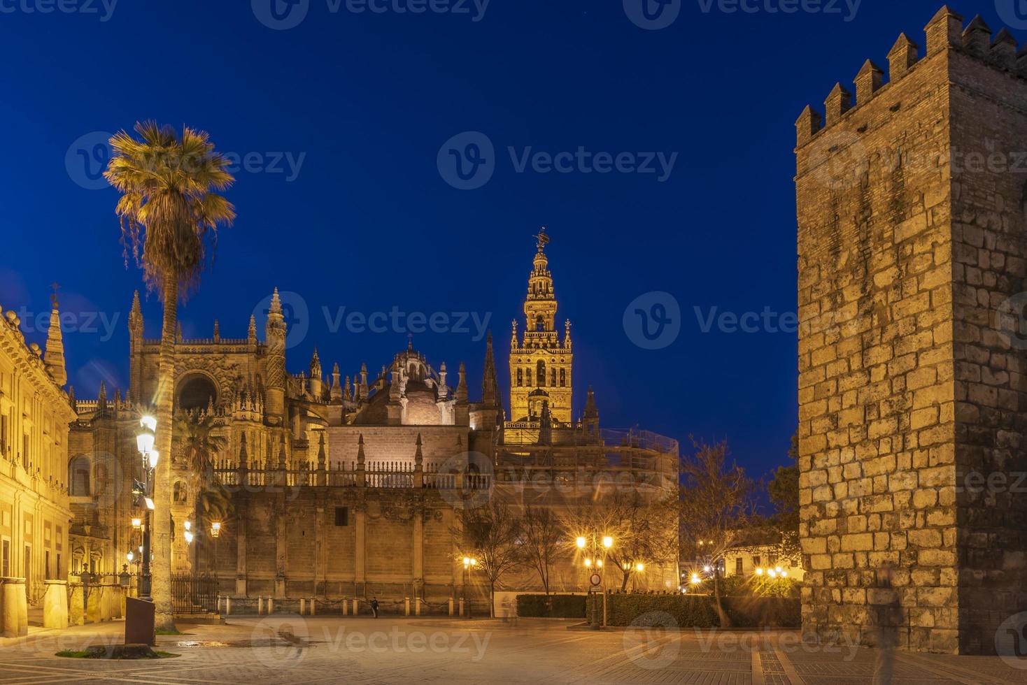 Sevilla catedral es el tercero mas grande Iglesia en el mundo y uno de el hermosa ejemplos de gótico y barroco arquitectónico estilos y giralda el campana torre de es 104.1 metros alto foto